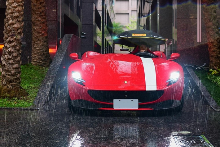 Khi ra mắt dòng siêu xe Ferrari Monza với số lượng sản xuất khoảng 500 chiếc trên toàn thế giới tại triển lãm Ô tô Paris 2018 với điểm nhấn là thiết kế xe không mui, không rõ là hãng xe Ferrari có nghĩ đến cảnh khách hàng của mình sẽ gặp tuyết rơi khi lái xe hay nghiêm trọng hơn là những cơn mưa bất chợt có thể khiến người lái và chiếc xe bị nước mưa làm cho ướt sũng hay không.