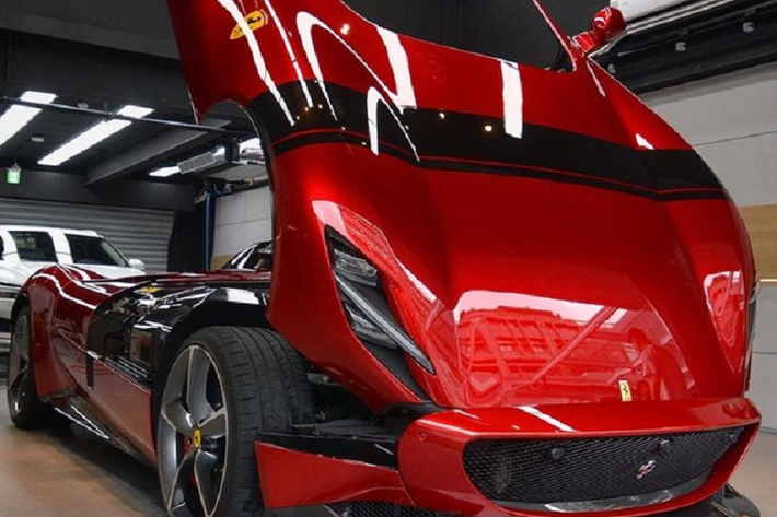 Số lượng siêu xe Ferrari Monza ở Đài Loan ước tính trên 3 chiếc, ngoài chiếc xe Ferrari Monza SP1 trong bài viết này, 1 chiếc xe Ferrari Monza SP1 khác bị bắt gặp tại Đài Loan cũng mang màu đỏ nhưng có khác biệt là sọc đen nằm ngang, chạy hết đầu xe.