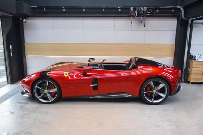 Những cơn mưa bất chợt là nỗi ám ảnh của không ít chủ siêu xe không mui như Ferrari Monza hay McLaren Elva nhưng các hãng xe lại không có động thái giúp khách hàng của mình xử lý tình trạng này, thay vào đó, những cây dù là trợ thủ đắc lực cho người điều khiển siêu xe khi trời mưa bất chợt.