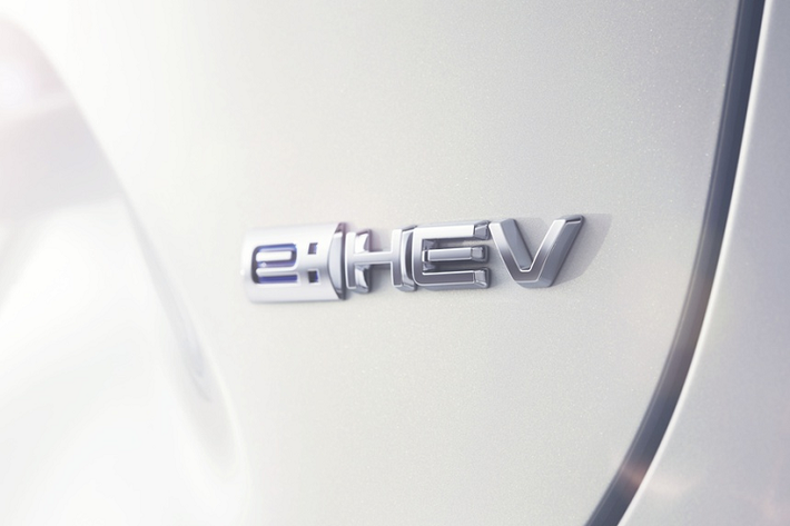 Những mảng cơ bắp trên mẫu xe crossover Honda HR-V đời cũ được loại bỏ. Phần đường viền hông được thay đổi, kéo dài đến đèn hậu. Tay nắm cửa ẩn trong cột D vẫn được giữ nguyên. Thiết kế đèn hậu mỏng, kéo dài theo chiều rộng của xe. Những hình ảnh teaser cũng cho thấy mui xe màu đen và cửa sổ trời toàn cảnh rộng hơn trước.