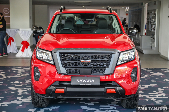 Về mặt an toàn, Nissan Navara Pro-4X có phanh khẩn cấp tự động, cảnh báo chệch làn đường, giám sát điểm mù, cảnh báo phương tiện cắt ngang phía sau, đèn pha tự động, 6 túi khí và kiểm soát ổn định thân xe.