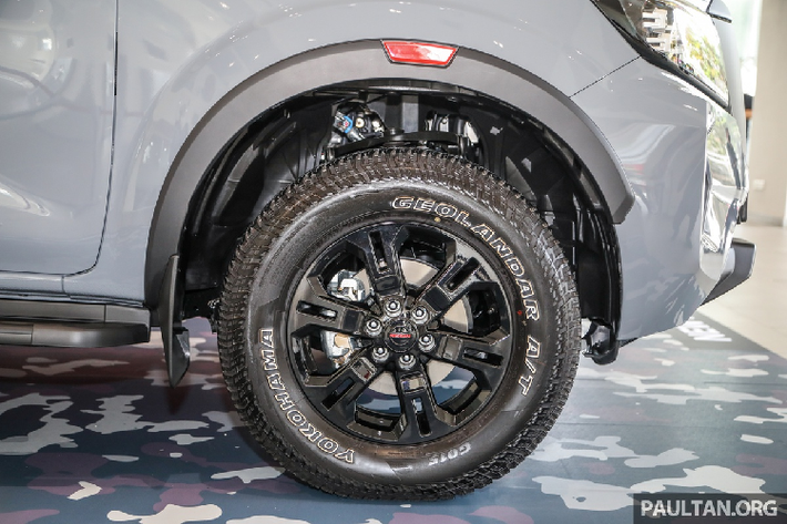 Xe còn có 4 móc hành lý có thể di chuyển và một thang phụ. Nissan Navara PRO-4X được trang bị bộ mâm hợp kim sơn đen, 17 inch, đi kèm với lốp địa hình.