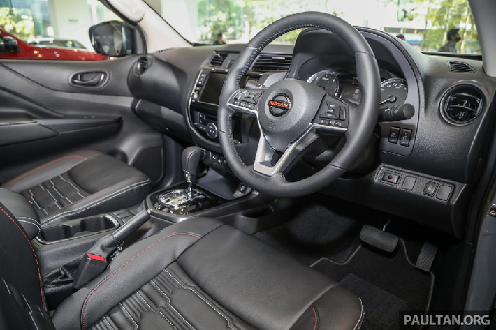 Bên trong cabin có ít sự thay đổi, vô lăng 3 chấu mới tương tự như Nissan Serana. Mặt đồng hồ analog kết hợp với màn hình thông tin TFT 3D 7 inch. Hệ thống thông tin giải trí OEM với màn hình cảm ứng 8 inch, tương thích Apple CarPlay và Android Auto.