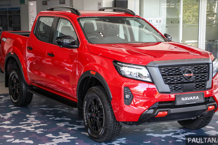 Phiên bản cao cấp nhất của Nissan Navara 2021 mới là Pro-4X. Ngoại thất được sửa đổi đáng kể, lấy cảm hứng từ "đàn anh" Nissan Titan. Nổi bật ở đầu xe là lưới tản nhiệt kích thước lớn và các đường viền to bản mạ chrome, khắc chìm chữ Navara. Đèn pha dạng LED projector hình khối, đèn ban ngày họa tiết chữ C.