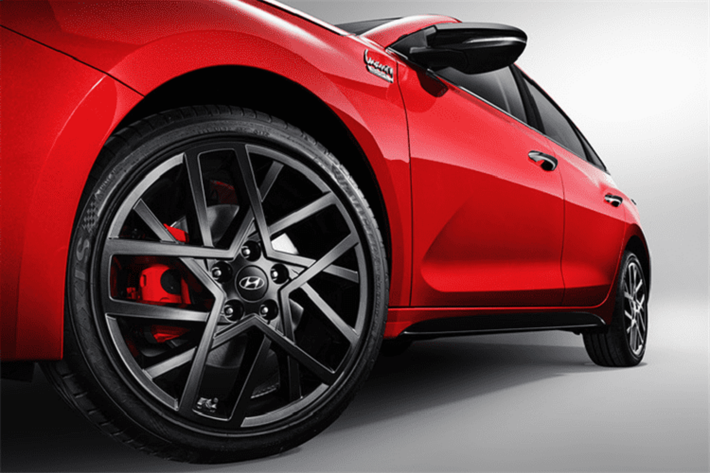 Ở phiên bản mới, mẫu sedan cỡ C này vẫn giữ lại thiết kế tổng thể như cũ. Hãng Hyundai chỉ bổ sung những chi tiết ngoại thất màu đen như vỏ gương ngoại thất, nóc và cánh gió đuôi cho Lafesta 2021. Thêm vào đó là lưới tản nhiệt thể thao hơn với mắt lưới thiết kế hình vẩy cá.