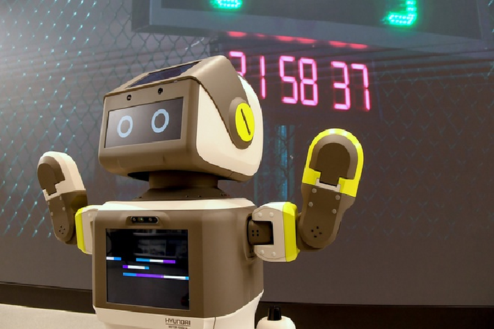 Trong khi đó, người dùng có thể giao tiếp và ra lệnh cho DAL-e thông qua màn hình cảm ứng tích hợp trên robot này hoặc bằng lời nói. Tại buổi ra mắt, DAL-e bước đầu cho thấy sự hữu ích khi trực tiếp giảm tải khối lượng công việc cho đội ngũ nhân sự tại showroom. DAL-e được trông đợi sẽ là giải pháp đón tiếp khách hàng hiệu quả, an toàn trong bối cảnh dịch Covid-19 khiến nhiều người phải thực hiện giãn cách xã hội, tránh tiếp xúc gần.