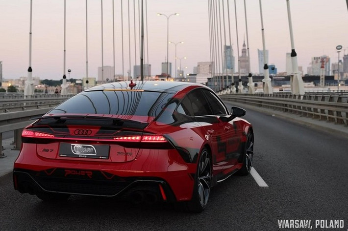 Dựa theo Auditography, kênh YouTube có cơ hội quay phim chiếc Audi RS7 thế hệ thứ 2 này ở Warsaw, Ba Lan, khối động cơ tăng áp kép V8 dung tích 4.0 lít đã được nâng cấp từ 592 mã lực và 800 Nm mô-men xoắn cực đại thành 1.035 mã lực và 1.200 Nm mô-men xoắn cực đại.