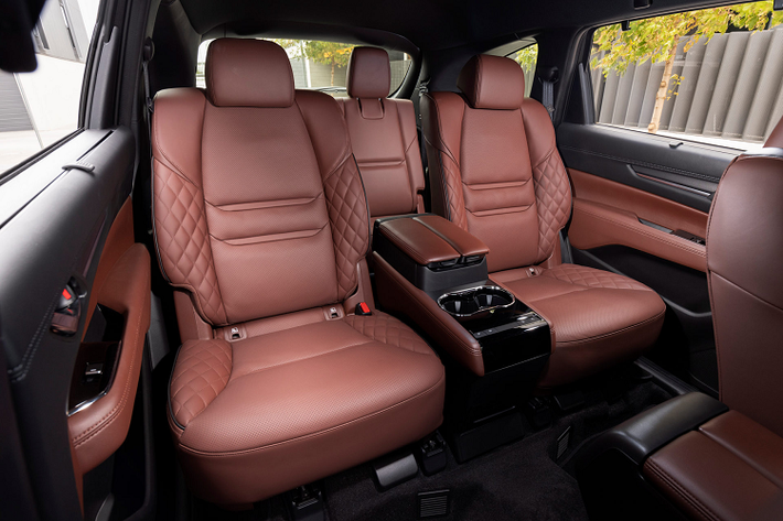 Gia tăng thêm sự sang trọng hấp dẫn của phiên bản Mazda CX-8 2021 cao cấp này là một bảng điều khiển lớn đặt giữa hàng ghế thứ hai có 2 ngăn để cốc, sạc USB, các nút điều chỉnh sưởi và thông gió.