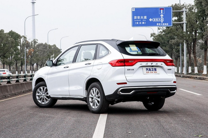 Đồng thời, mẫu xe mới cũng được bổ sung thêm những chi tiết trang trí mạ crôm cho vô lăng 3 chấu, viền ốp cửa, cụm điều khiển trung tâm và những vị trí khác giúp xe trở nên đắt giá hơn.