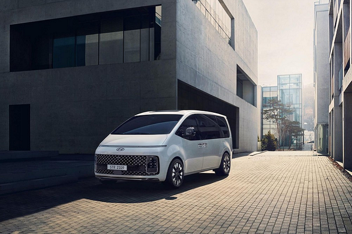 Trong thời gian qua, hãng Hyundai đã liên tục hé lộ những thông tin và hình ảnh của mẫu MPV hoàn toàn mới mang tên Staria. Đến nay, Hyundai Staria 2021 mới chính thức trình làng tại thị trường quê nhà Hàn Quốc như mẫu xe kế nhiệm đàn anh Starex. Được hãng Hyundai gọi bằng cụm Purpose Built Vehicle (PBV), Staria 2021 có kích thước khá lớn. Cụ thể, xe sở hữu chiều dài 5.255 mm, rộng 1.995 mm, cao 1.990 mm và chiều dài cơ sở 3.275 mm.