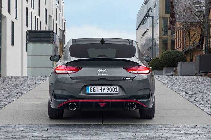Sức mạnh của i30 Fastback N thừa hưởng từ động cơ xăng tăng áp 4 xi lanh, dung tích 2.0 lít của chiếc hatchback facelift, sản sinh công suất 280 mã lực và mô men xoắn 392 Nm. Đi kèm với động cơ này là 2 loại hộp số ly hợp kép 8 cấp hoặc hộp số sàn 6 cấp. Hyundai cho biết i30 N có khả năng tăng tốc từ 0-100km/h trong 5,4 giây cho biến thể ly hợp kép tự động với tốc độ tối đa đạt 250km/h. Ngoài ra, xe còn được trang bị thêm một loạt chế độ lái N như: N Power Shift, N Track Sense Shift và N Grin Shift, N Custom.