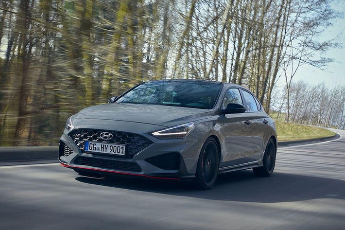 Hyundai i30 N bản nâng cấp giữa vòng đời được xây dựng dựa trên những thành công của phiên bản tiền nhiệm, bổ sung một loạt các cải tiến về thiết kế và hệ thống lái. Nó được trang bị nhiều vật liệu nhẹ hơn, mang lại sự nhanh nhẹn và khả năng xử lý tốt hơn. Sau màn ra mắt lần đầu tiên vào tháng 9/2020 với thiết kế hatback thì mới đây Hyundai đã trình làng biến thể fastback với số lượng xe sản xuất giới hạn chỉ 500 chiếc.