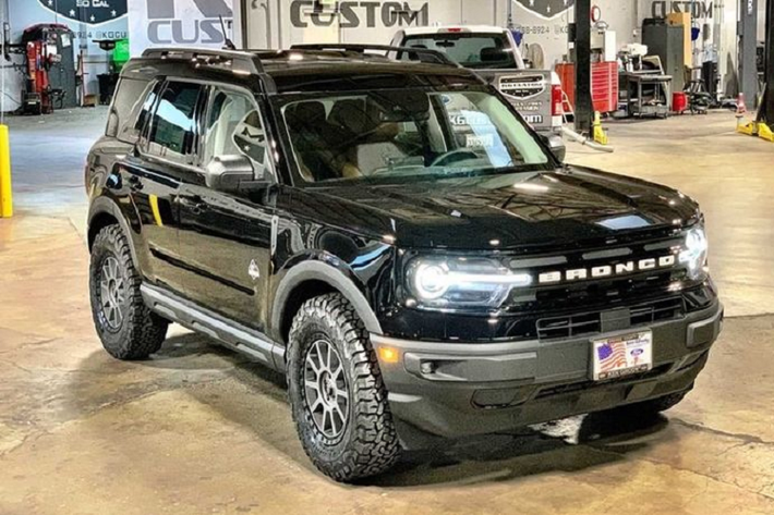 Nhiều người "chê" rằng Ford Bronco Sport 2021 mới không đủ gồ ghề như Bronco, nhưng họ vẫn quyết định mua Bronco Sport và sau đó đem tới các công ty điều chỉnh. Chiếc xe trong bài viết này là một ví dụ.