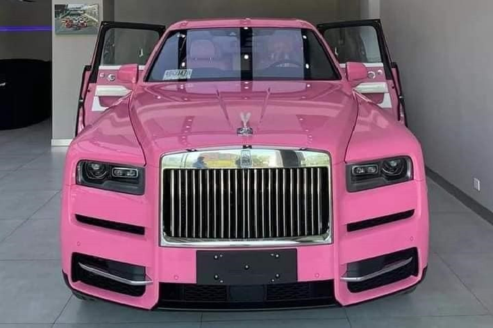Rolls-Royce Cullinan hạng sang là chiếc SUV đắt đỏ và được giới sành điệu chơi xe trên thế giới cũng như ở Việt Nam rất ưa chuộng, các nhà giàu Việt cũng rất mê mệt Rolls-Royce Cullinan khi đã mang về nước hơn 60 xe đủ phiên bản. Nếu cảm thấy Rolls-Royce Cullinan quá đông đúc và không có gì mới mẻ, chiếc xe Rolls-Royce Cullinan với bộ áo màu hồng này hứa hẹn sẽ tạo 'trend" ở Việt Nam.