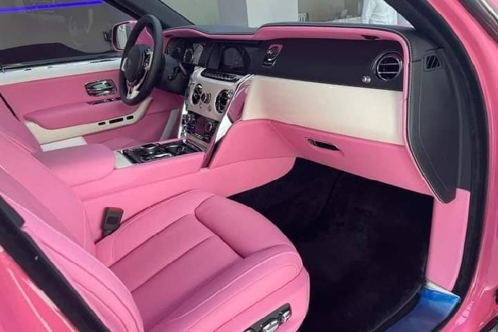 Đây sẽ là màu sắc hứa hẹn khiến không ít nữ chủ xe Rolls-Royce Cullinan ở Việt Nam có thể thay đổi màu sơn xe sang hồng bằng đề-can hoặc ai đó sẽ chơi lớn đặt hàng 1 chiếc xe Rolls-Royce Cullinan màu hồng từ trong ra ngoài. Những hình ảnh chụp lại chiếc SUV siêu sang Rolls-Royce Cullinan màu hồng cho thấy, bên cạnh bộ áo sơn màu "nữ tính" chiếc xe SUV sang trọng này còn có nhiều chi tiết mạ crôm bóng loáng nên sẽ thuộc phiên bản tiêu chuẩn.