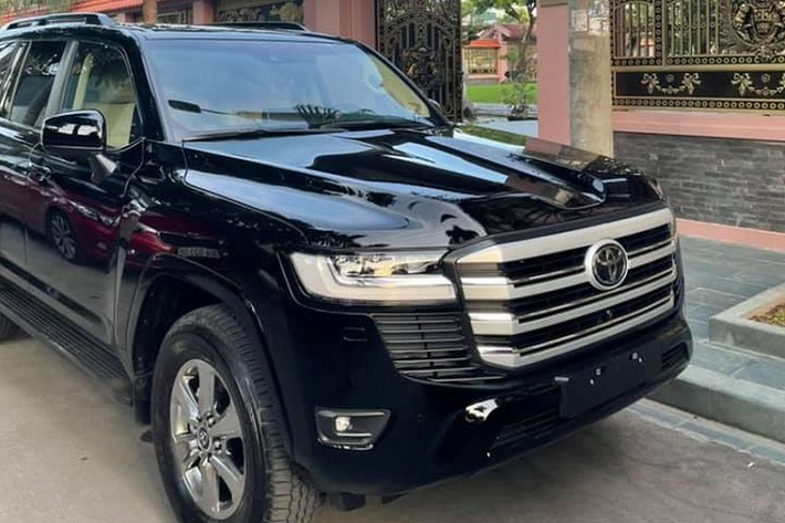 Toyota Land Cruiser 2022 mới có giá niêm yết tại thị trường Việt Nam là 4,06 tỷ đồng. Tuy nhiên, ghi nhận thực tế tại đại lý thì số tiền khách hàng phải chi ra để sở hữu mẫu xe này lại chênh lệch thêm từ 200 - 500 triệu đồng, hay còn gọi là "Mua bia kèm lạc". Từ đó, nó đẩy giá của những lô xe Toyota Land Cruiser 2022 đợt đầu với thời gian giao xe sớm lên ngưỡng gần 4,5 tỷ đồng.