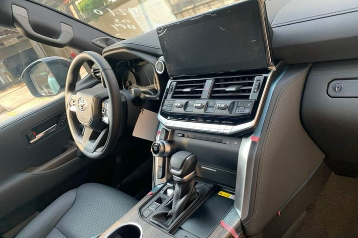 Theo bức ảnh đăng tải trên mạng xã hội Facebook, chiếc Toyota Land Cruiser thế hệ mới đầu tiên của Hà Nam có màu sơn đen bóng, lưới tản nhiệt mạ crôm nổi bật và bộ mâm 6 chấu đơn 18 inch. Tổng thể xe được đánh giá là khỏe khoắn và gân guốc, rất ấn tượng.