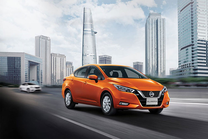 Tất cả các phiên bản Nissan Almera 2021 mới đều sử dụng động cơ xăng 3cyl thẳng hàng (I3), dung tích 1.0L (999cc), tăng áp, cam đôi DOHC, sử dụng công nghệ phun nhiên liệu trực tiếp cho công suất tối đa 99,2 mã lực tại 5.000 vòng/phút và mô-men xoắn cực đại 152 Nm đạt tại dải vòng tua từ 2.400 – 4.000 vòng/phút. Sức mạnh được truyền xuống cầu trước (FWD), thông qua hộp số tự động biến thiên vô cấp CVT (XTRONIC) và hộp số sàn 5 cấp (5MT).