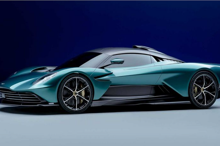 Toàn bộ sức mạnh của Aston Martin Valhalla được gửi đến các bánh xe thông qua hộp số tự động ly hợp kép tám cấp do chính Aston Martin chế tạo độc quyền và dành riêng cho siêu xe hybrid này. Đi kèm là một bộ vi sai chống trượt điện tử ở trục sau, đặc biệt hơn, xe có cả chế độ lùi hoàn toàn bằng động cơ điện giúp việc lùi xe nhẹ nhàng và dễ dàng hơn.