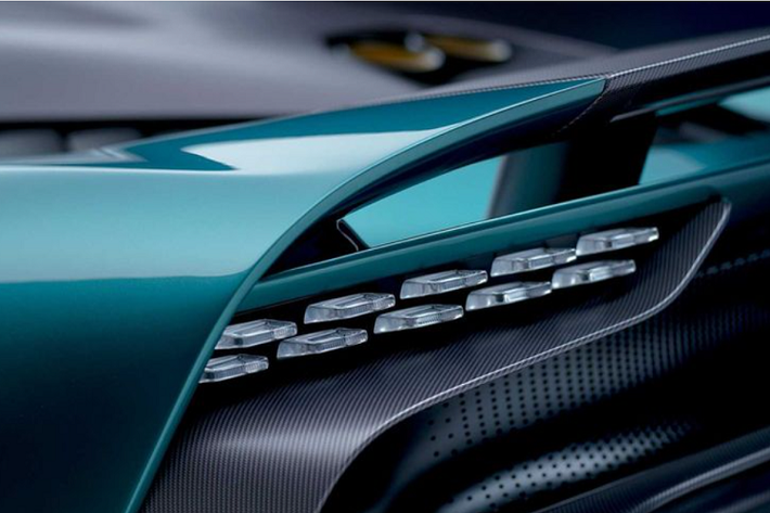 Aston Martin ước tính lượng phát thải kết hợp của Valhalla nằm ở mức dưới 200 g/km. Kết quả này khá ấn tượng đối với một siêu xe V8.