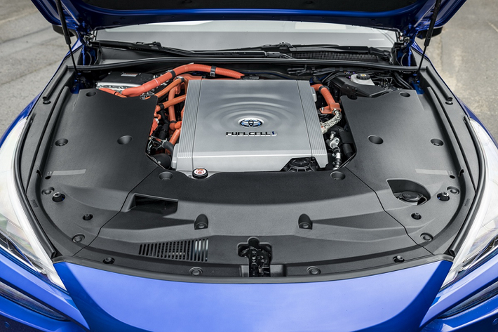 Trái tim của Mirai 2021 là động cơ điện, sản sinh công suất 179 mã lực và mô-men xoắn 300 Nm. So với Mirai thế hệ trước, động cơ điện trên Mirai đời mới mạnh hơn 29 mã lực. Theo Toyota, chiếc sedan này có thể tăng tốc 0-100 km/h trong 9 giây trước khi đạt tốc độ tối đa 175 km/h.