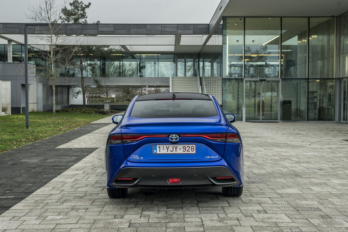 Toyota Mirai thế hệ thứ 2 có kích thước dài 4.975 mm, rộng 1.885 mm, cao 1.470 mm và chiều dài cơ sở đạt 2.920 mm. So với thế hệ trước, Mirai 2021 dài hơn 85 mm, rộng hơn 70 mm, thấp hơn 65 mm và trục cơ sở dài hơn 140 mm.