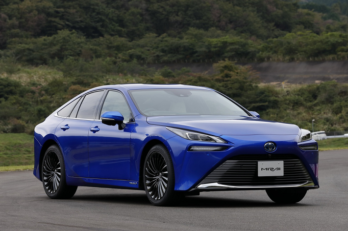 Sau khi ra mắt tại quê nhà Nhật Bản vào cuối năm 2020, Toyota Mirai thế hệ mới vừa được giới thiệu tại châu Âu. Toyota Mirai 2021 được thay đổi hoàn toàn so với thế hệ đầu tiên. Chiếc sedan này chuyển sang nền tảng GA-L dẫn động cầu sau với thân xe dài hơn, rộng hơn và thấp hơn.