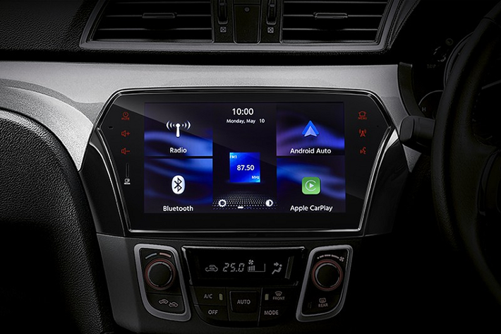 Ở bản trang bị nào, Suzuki Ciaz 2021 mới cũng được trang bị màn hình thông tin giải trí dạng cảm ứng 8 inch tiêu chuẩn mới. Ngoài phát sóng radio, chơi nhạc MP3, có cổng USB và HDMI, màn hình này còn hỗ trợ kết nối Bluetooth để đàm thoại rảnh tay hoặc kết nối với điện thoại thông minh qua Android Auto cũng như Apple CarPlay.