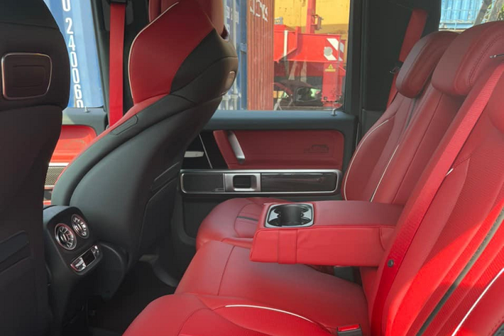 Dòng xe SUV hạng sang Mercedes-AMG G63 phiên bản 40th Years Of Legend được ra đời qua bàn tay của hãng độ Carlex Design. Được biết, số lượng xe Mercedes-AMG G63 40th Years Of Legend ước tính có không quá 5 chiếc được mang về dải đất hình chữ S.