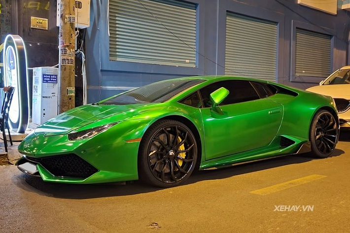 Thật ra đây chính là một trong ba chiếc Lamborghini Huracan màu cam cực hiếm tại Việt Nam, xe được đưa về nước từ năm 2015. Khi đó, "siêu bò" gây ấn tượng vì đã được nâng cấp với bodykit Vorsteiner Verona Edizione cực hầm hố.