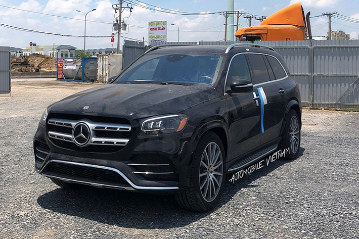 Mercedes-Benz GLS thế hệ mới (X167) là dòng xe SUV hạng sang cỡ lớn rất ăn khách tại thị trường Việt Nam. Đối với xe nhập chính hãng có giá bán khởi điểm từ 4,9 tỷ đồng cho phiên bản GLS 450 4Matic, dòng xe này đang rất hút khách và khách mua xe chính hãng phải chờ đợi. Nắm bắt được nhu cầu lớn từ thị trường, các đơn vị nhập khẩu xe tư nhân liên tục đưa về nước các phiên bản GLS để phục vụ nhu nhu cầu sắm xe “liền tay”, không mất thời gian chờ đợi cho khách hàng Việt.