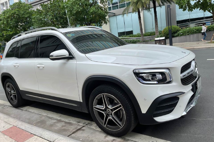Tuy nhiên, lựa chọn chiếc GLB chạy lướt này sẽ giúp người mua ở TP.HCM tiết kiệm khoảng 200 triệu đồng so với lựa chọn “đập hộp” xe mới. Được biết, giá xe Mercedes-Benz GLB 200 AMG sau khi lăn bánh ở khu vực TP.HCM rơi vào khoảng 2,230 tỷ đồng.