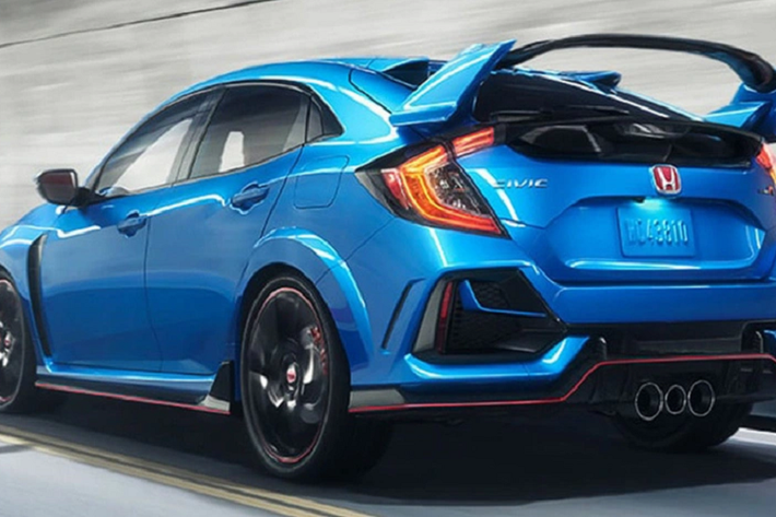 Một số trang bị trên Honda Civic Type R 2021 gồm vô-lăng bọc Alcantara, sạc không dây, la-zăng hợp kim 20 inch, ghế ngồi và cụm bàn đạp thể thao, màn hình thông tin 7 inch trên bảng đồng hồ, điều hòa tự động 2 vùng, màn hình trung tâm 7 inch và hệ thống giám sát áp suất lốp.