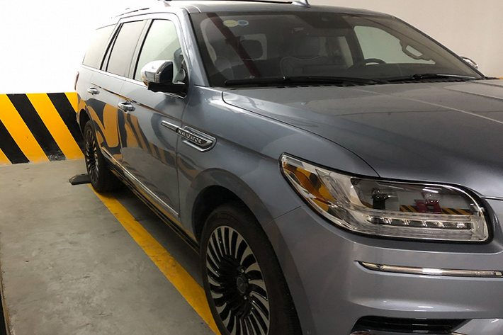 Lincoln Navigator sử dụng máy xăng V6 dung tích 3.5L tăng áp kép (Twin-Turbocharged) cho công suất 450 mã lực tại 5.500 vòng/phút và mô-men xoắn cực đại 510Nm có được từ 3.000 vòng/phút; khối động cơ V6 3.5L tăng áp quen thuộc này được Ford dùng trên mẫu SUV Ford Expedition.
