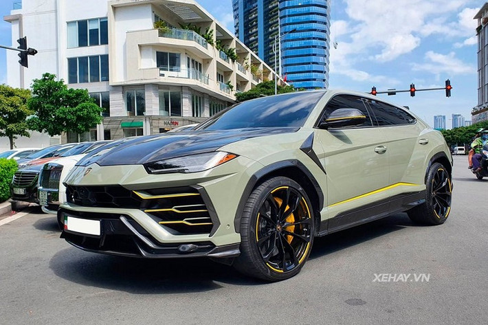 Việc sở hữu và vần vô-lăng của một siêu phẩm Lamborghini Urus là niềm ao ước của hầu hết "cánh mày râu" trên thế giới. Tuy nhiên, đối với những chủ nhân của mẫu xe này, dường như vẻ đẹp nguyên bản vẫn chưa đủ làm họ cảm thấy hài lòng. Vì vậy, những gói độ cao cấp như TopCar Design chính là "chìa khoá" để giải quyết bài toán này.