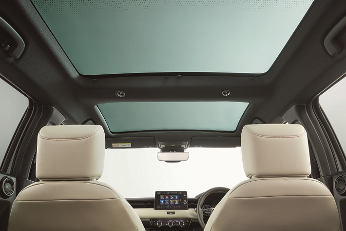 Tại Nhật Bản, HR-V đời 2021 tiếp tục có sẵn gói an toàn Honda Sensing. Những tính năng của Honda Sensing gồm có phanh khẩn cấp tự động, hỗ trợ giữ làn đường và nhận diện biển báo giao thông. Hệ thống điều khiển hành trình thích ứng nay có thêm tính năng tự động dừng và di chuyển. Ngoài ra, HR-V đời 2021 được trang bị thêm camera 360 độ và camera hông xe.