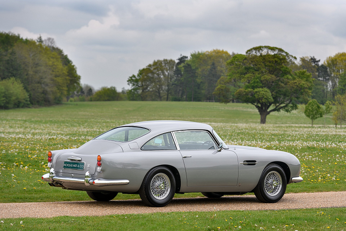 Dù không phải là mẫu xe đầu tiên của dòng DB, Aston Martin DB5 huyền thoại lại là chiếc nổi danh nhất nhờ đồng hành cùng điệp viên 007 trong phim "Goldfinger" năm 1964.