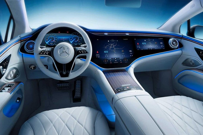 Tương lai của xe Mercedes-Benz đang ngày một lộ rõ với sự cập bến của Mercedes EQS hoàn toàn mới. Mặc dù không phải là mẫu xe EQ đầu tiên được giới thiệu, EQS là mẫu đầu tiên được chế tạo dựa trên cấu trúc mô-dun cho tính sang trọng và xe điện độc quyền phân khúc của công ty. Vì vậy, các nhà thiết kế ở Stuttgart đã nhận được sự tự do cần thiết để tạo nên một thiết kế nội thất và trải nghiệm hoàn toàn mới cho người lái và hành khách.