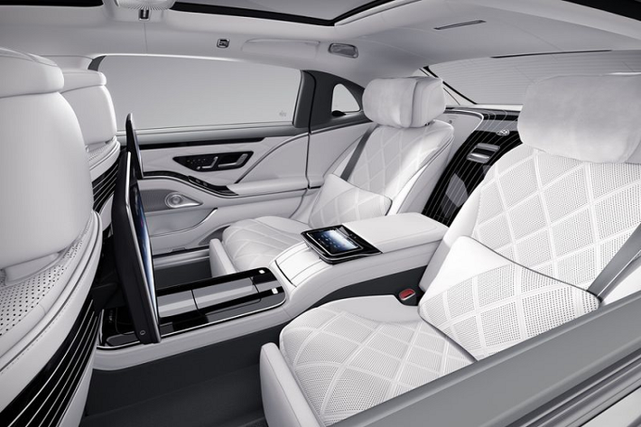 Các phụ kiện như bộ sản phẩm bạc cao cấp Robbe & Berking, bút Maybach The Peak bằng vàng 18 carat, 100 viên kim cương cùng nắp bút bằng ngọc trai, túi đựng hồ sơ bằng da màu trắng hoặc đen pha lê...