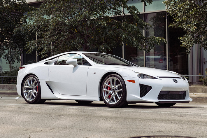 LFA là dòng xe di sản của Lexus, đây được xem là siêu xe mạnh mẽ nhất của hãng xe Nhật Bản. Những chiếc Lexus LFA hàng hiếm chỉ được sản xuất chỉ trong 2 năm, từ tháng 12/2010 đến tháng 12/2012, số lượng 500 chiếc trên toàn thế giới.