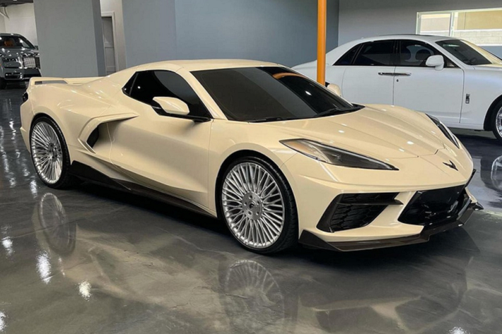 Siêu xe Chevrolet Corvette là mẫu xe thể thao nổi tiếng của Mỹ. Trong đó, chiếc Corvette C8 là mẫu đầu tiên có động cơ đặt giữa. Mẫu xe này là lựa chọn phổ biến của giới nhà giàu, rapper hoặc các ngôi sao thể thao. Mới đây, ngôi sao NBA - Jordan Clarkson của đội Utah Jazz đã tậu cho mình chiếc Chevrolet Corvette C8 Stingray và ngay lập tức gửi vào hãng độ.