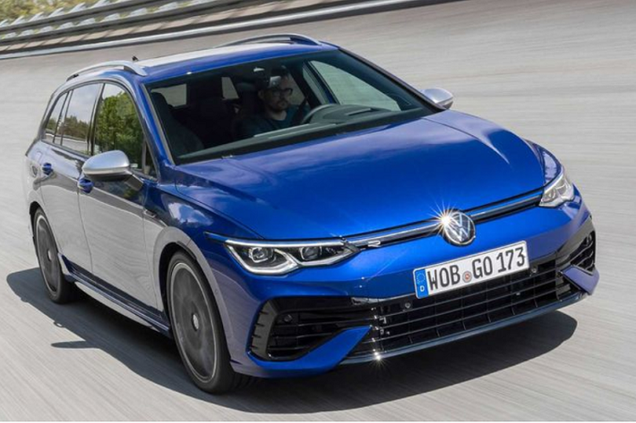 Với giú tùy chọn trên, Volkswagen Golf R Wagon 2022 cũng sẽ nhận được bộ la-zăng 19 inch mới thay vì loại 18 inch tiêu chuẩn, cùng các chế độ lái Special (Nürburgring) và Drift mới.