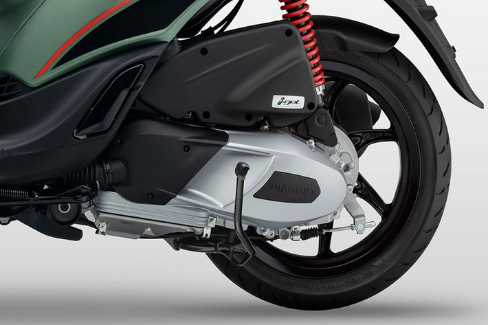 Piaggio Liberty S sử dụng thế hệ động cơ iGet 4 kì 3 van với hệ thống phun xăng điện tử đảm bảo hiệu suất tối đa và lượng tiêu thụ nhiên liệu tối thiểu. Động cơ mới đáng tin cậy với chi phí bảo dưỡng thấp, đồng thời giảm tiếng ồn và mang lại hiệu quả cao trong mọi điều kiện di chuyển.