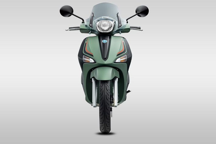 Ý tưởng đưa phụ kiện kính chắn gió đen mờ kết hợp tinh tế với tông xanh Green Matte thời thượng đã trở thành điểm nhấn làm nổi bật vẻ đẹp thể thao hiện đại trên phiên bản đặc biệt Piaggio Liberty S 2021 mới. Ngoài ra thiết kế tem mới với lá cờ Ý tinh tế và phá cách, thể hiện sự tỉ mỉ đến từng chi tiết trên Phiên bản đặc biệt này.