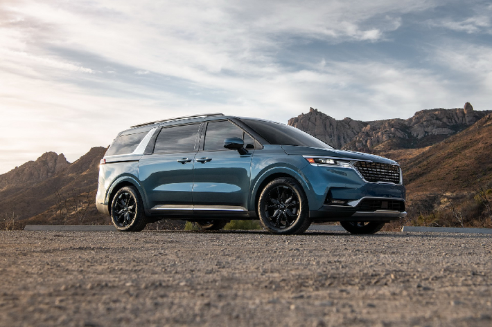 Sau đúng một tuần tung teaser, hãng xe Hàn Quốc đã chính thức ra mắt Kia Carnival 2022 tại Mỹ. Đời 2022 là thế hệ thứ 4 của Carnival. Tại thị trường Bắc Mỹ, mẫu xe này có tên Sedona từ năm 2005. Sau đó, tên Sedona được sử dụng rộng rãi trên toàn cầu, bao gồm thị trường Việt Nam.