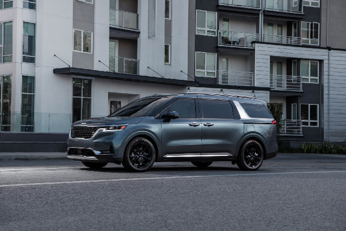 Kia Mỹ cho biết Carnival 2022 sẽ là mẫu MPV "vượt qua ranh giới của thiết kế và đổi mới". Hãng xe này cũng không còn gọi Carnival là mẫu minivan như thế hệ trước. Carnival thế hệ mới mang nhiều đường nét vạm vỡ, cứng cáp của chiếc SUV.