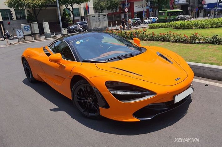 Là chiếc McLaren 720S hàng hiếm trị giá hơn 20 tỷ đồng và sở hữu màu sơn cam McLaren Orange đầu tiên tại Việt Nam, siêu xe Anh Quốc luôn nổi bật giữa đám đông mỗi khi dạo phố cùng chủ nhân.
