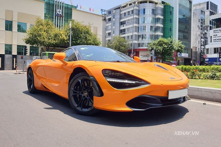 "Trái tim" của McLaren 720S là khối động cơ tăng áp kép V8 4.0 lít hoàn toàn mới, sản sinh công suất 720 mã lực và mô-men xoắn cực đại 770Nm, kết hợp cùng hộp số bán tự động ly hợp kép 7 cấp. Siêu xe có thể chạy nước rút từ 0 - 100 km/h trong 2,7 giây.