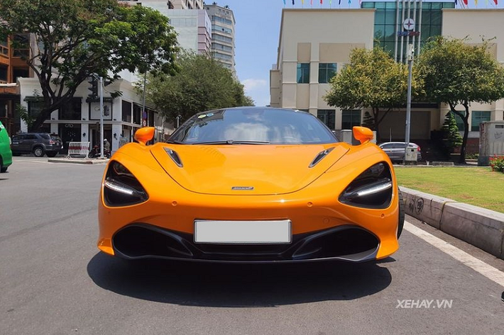 Ở phía sau, McLaren 720S nổi bật với cánh gió to bản có thể điều chỉnh bằng nút bấm, cùng với hệ thống ống xả kép đặt cao thể thao và bộ khuếch tán mạnh mẽ ở ngay bên dưới.
