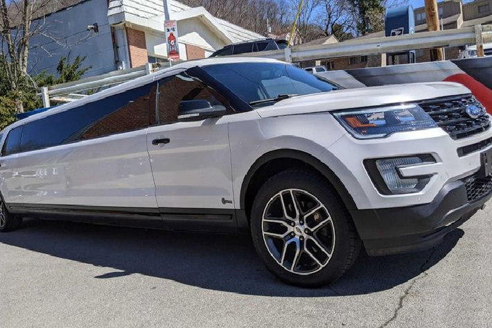 Đáng chú ý là hàng ghế thứ ba của chiếc Ford Explorer Limo độ này vẫn được giữ lại dù khá chật chội, có vẻ khoảng cách giữa hàng ghế cuối và hàng ghế thứ hai không được nới rộng thêm chút nào so với Explorer thông thường.